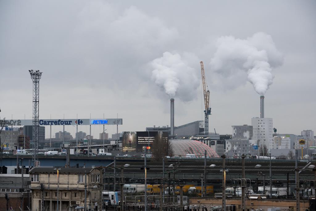 Mundo está atrasado em quase todas as políticas para reduzir as emissões de carbono